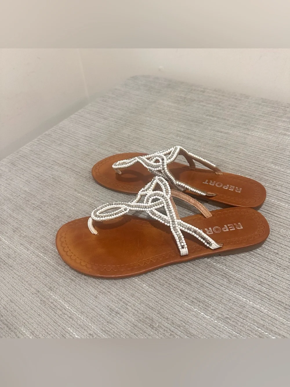 Report Women's Beaded Thong Sandals White Leather Straps Brown Sole Size 8,5